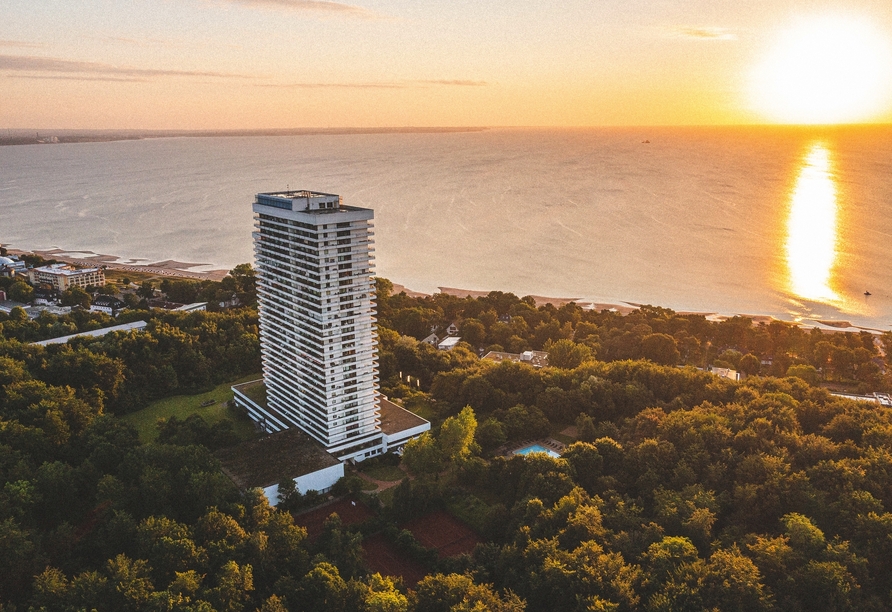 Genießen Sie den Sonnenuntergang an der Ostsee nach einem gelungenen Tag.