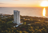 Genießen Sie den Sonnenuntergang an der Ostsee nach einem gelungenen Tag.
