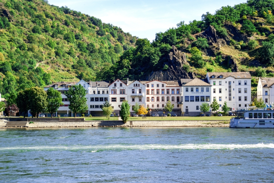 Blick auf das Hotel Restaurant Colonius direkt am Rheinufer in St. Goarshausen