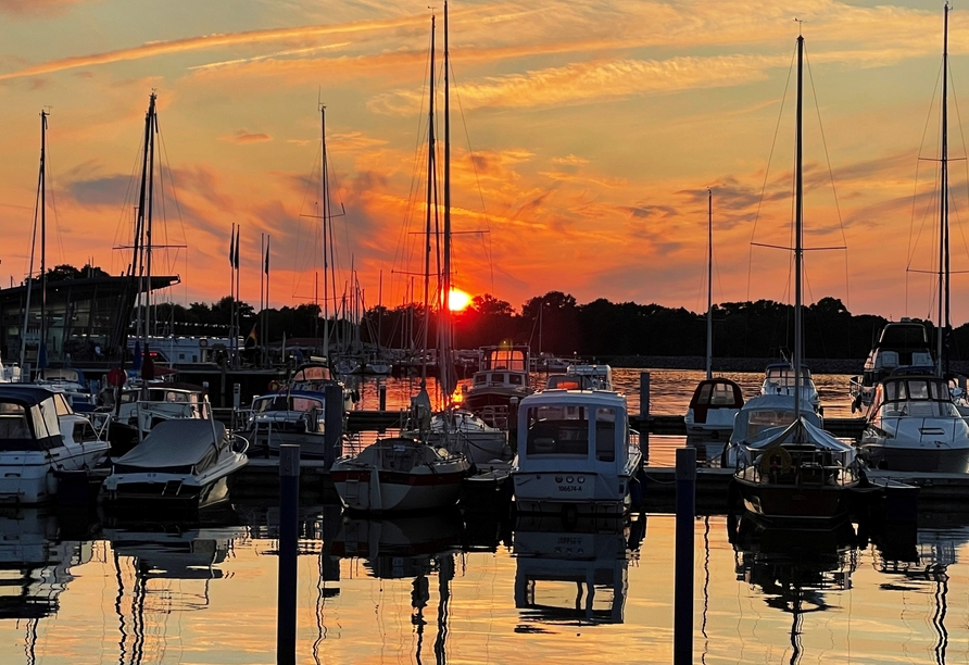 Genießen Sie den Sonnenuntergang am Hafen.