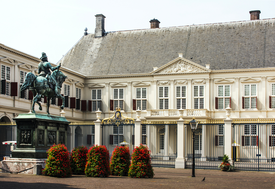 Der Palast Noordeinde ist der Arbeitspalast von König Wilhelm-Alexander – eine wehende Fahne am Schloss zeigt an, ob er im Lande ist.