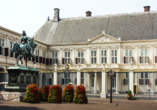 Der Palast Noordeinde ist der Arbeitspalast von König Wilhelm-Alexander – eine wehende Fahne am Schloss zeigt an, ob er im Lande ist.