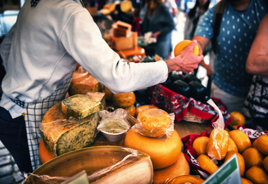 Besuchen Sie einen typischen Käsemarkt und kosten Sie die leckeren Sorten Hollands.