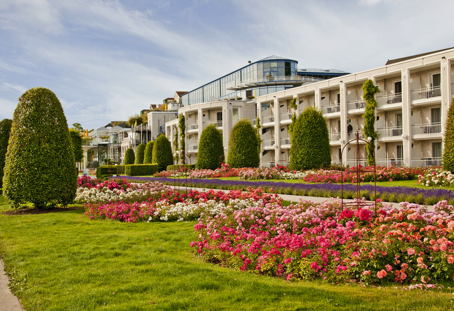 Je nach Jahreszeit blühen im Garten des Hotels Rosen und andere Blumen.