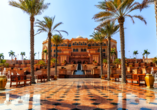 Am eindrucksvollen Luxushotel Emirates Palace legen Sie einen Fotostopp ein.