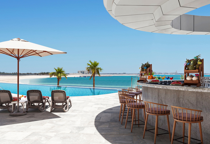 Das Hotel Hampton by Hilton Marjan Island begeistert hingegen mit einer excellenten Lage mit Privatstrand.