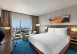 Wohlfühlmomente erwarten Sie in Ihrem Doppelzimmer (beispielhafte Ansicht) im Hotel Hilton Garden Inn Dubai Al Jadaf Culture Village.