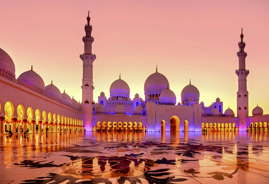 Die Sheikh Zayed Moschee entführt Sie in eine Welt wie aus 1001 Nacht.