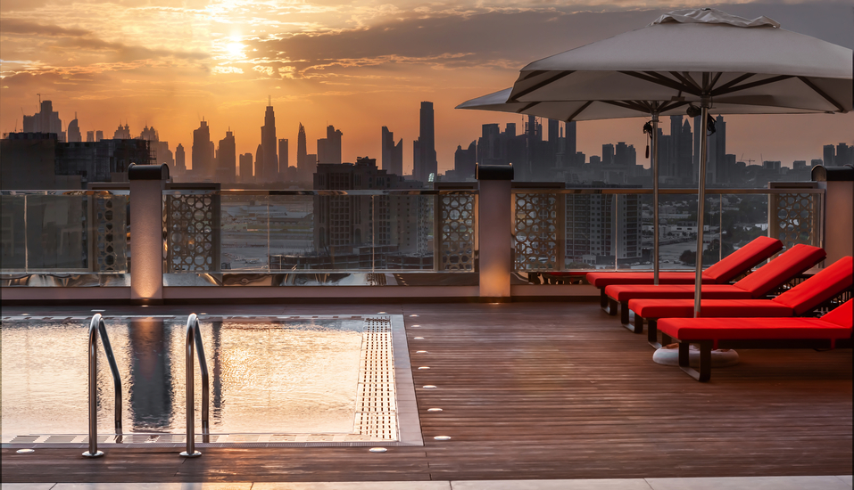 Ein absolutes Highlight des Hotel Hilton Garden Inn Dubai Al Jadaf Culture Village ist die Dachterrasse mit Panoramapool.