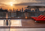 Ein absolutes Highlight des Hotel Hilton Garden Inn Dubai Al Jadaf Culture Village ist die Dachterrasse mit Panoramapool.