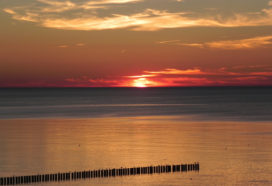 Genießen Sie atemberaubende Sonnenuntergänge an der Ostsee.