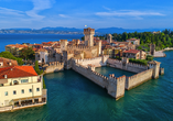 Sirmione mit der berühmten Wasserburg ist eines der beliebtesten Ausflugsziele am Gardasee.