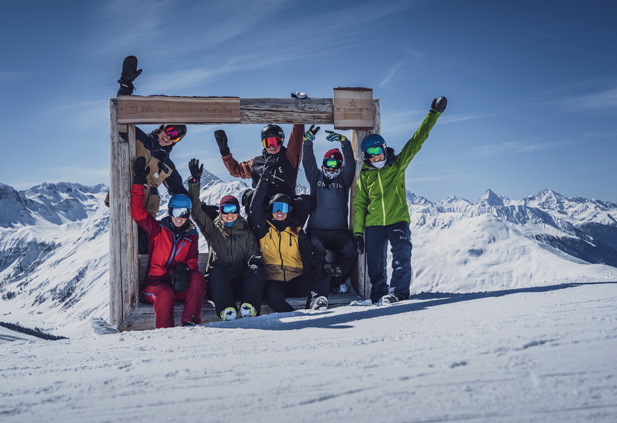 Hotel Ochsen 2 in Davos Platz, Bild Gruppe Skifahrer