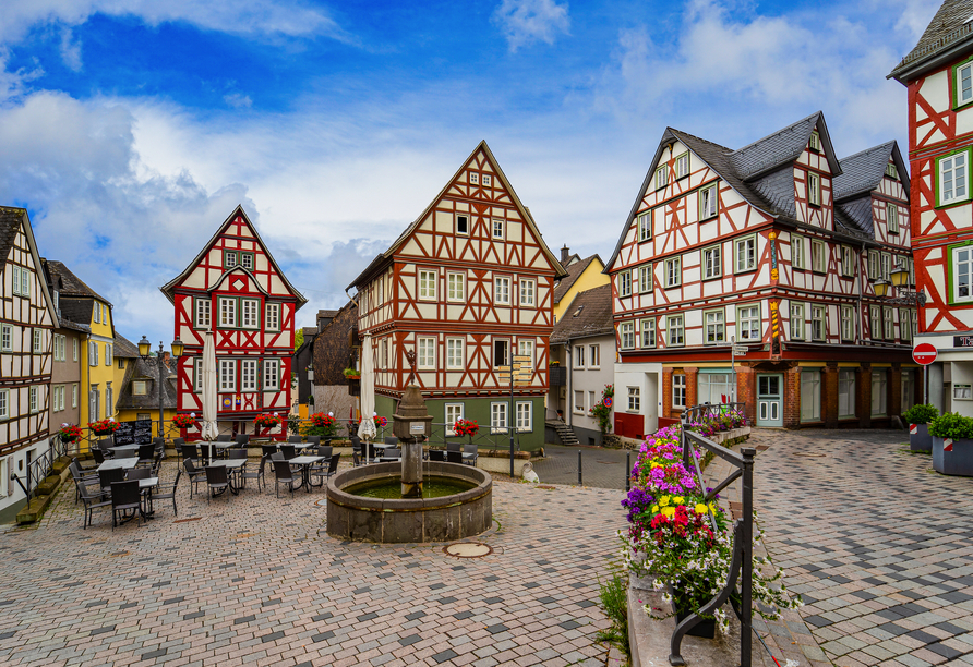 Der historische Marktplatz mit seinen gemütlichen Fachwerkhäusern.