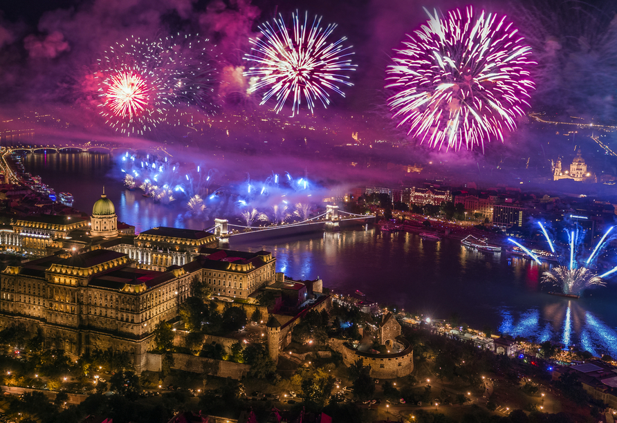Bestaunen Sie das Silvester-Feuerwerk über Budapest.