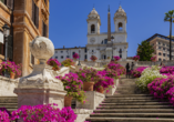Die spanische Treppe verbindet die Piazza di Spagna unterhalb des Hügels Pincio mit der Kirche Santa Trinita dei Monti oberhalb des Pincio.
