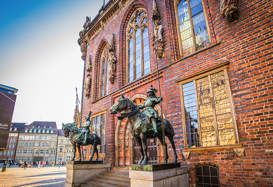 Neben den Bremer Stadtmusikanten finden Sie auch zwei Herolde auf Pferden am Alten Rathaus.