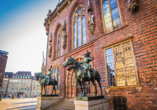 Neben den Bremer Stadtmusikanten finden Sie auch zwei Herolde auf Pferden am Alten Rathaus.