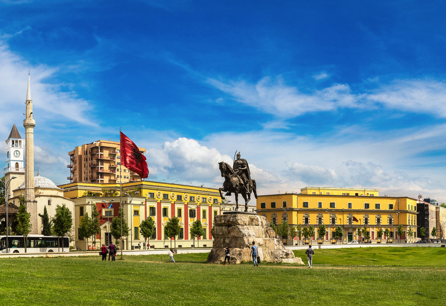 Freuen Sie sich auf eine Stadttour durch Tirana und lernen Sie u.a. den Skanderbeg-Platz kennen.