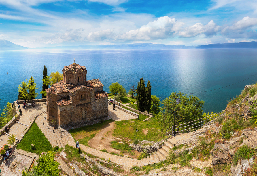 Auch Nordmazedonien steht auf dem Programm: Freuen Sie sich auf eine Bootsfahrt auf dem Ohridsee – ein Höhepunkt Ihrer Reise.
