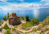 Auch Nordmazedonien steht auf dem Programm: Freuen Sie sich auf eine Bootsfahrt auf dem Ohridsee – ein Höhepunkt Ihrer Reise.