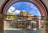 Umgeben von einer herrlichen Naturlandschaft begrüßt Sie das UNESCO-Weltkulturerbe Kloster Rila aus dem 10. Jahrhundert.