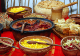 In Skopje wird es traditionell bei einem Abendessen in einem typischen Restaurant.