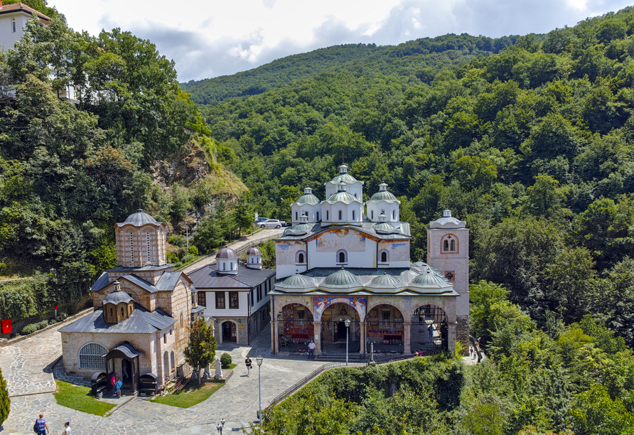 Der Klosterkomplex Sv. Joakim Osgovski bei Kriva Palanka in Nordmazedonien begeistert seine Gäste mit außergewöhnlichen Fresken an den Außenwänden.