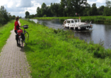 Am Ems-Jade-Kanal führt Ihre Route vorbei.