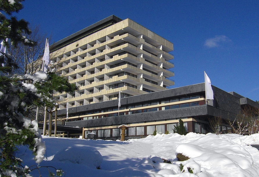 Im Winter ist das Hotel umgeben von einer Schneelandschaft.