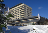 Im Winter ist das Hotel umgeben von einer Schneelandschaft.