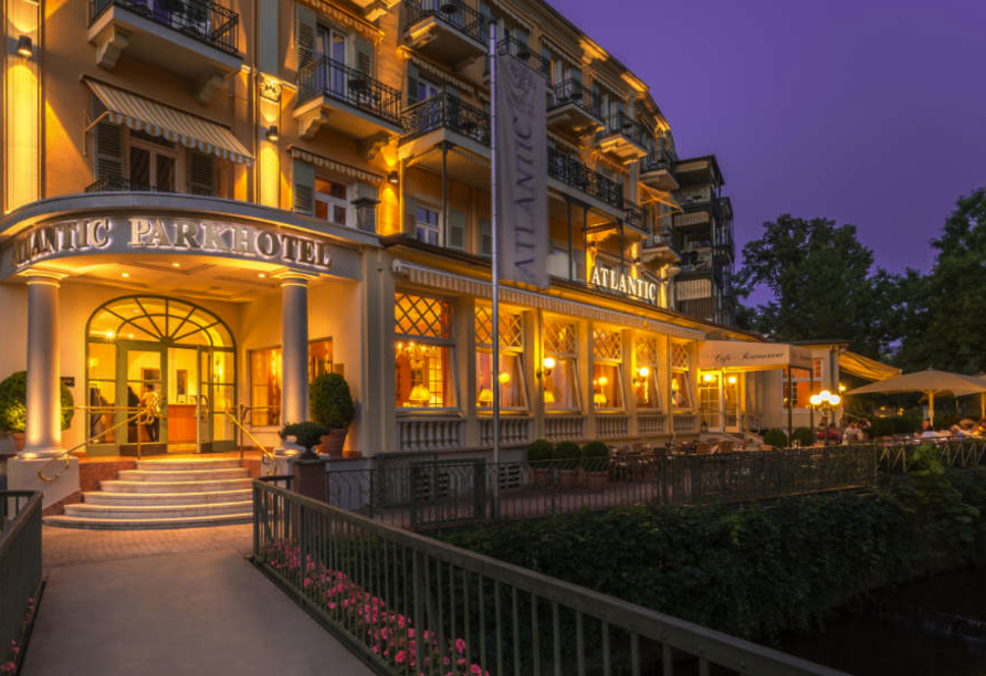 Am Abend ist das Hotel wunderschön beleuchtet.