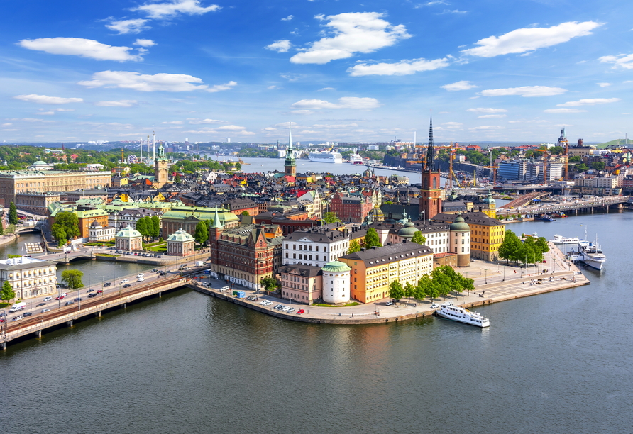 Auf der kleinen und lebhaften Insel Gamla Stan liegt die schöne Altstadt von Stockholm.