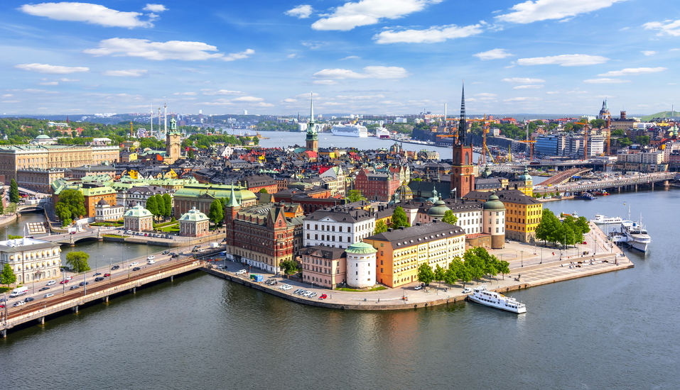 Auf der kleinen und lebhaften Insel Gamla Stan liegt die schöne Altstadt von Stockholm.