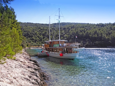 Freuen Sie sich auf türkisblaues Wasser und einsame Buchten beim Inselhopping durch Kroatien!