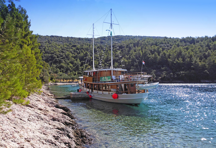 Freuen Sie sich auf türkisblaues Wasser und einsame Buchten beim Inselhopping durch Kroatien!