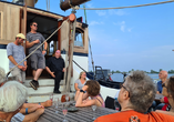 Freuen Sie sich auf gesellige Runden an Bord von Mare fan Fryslân und lassen Sie sich von der Crew das Segeln erklären.