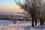 Genießen Sie im Winter die verschneite Landschaft.