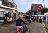 In Volendam, dem berühmtesten Fischerdorf Hollands, gibt es das ganze Jahr über etwas zu erleben. 