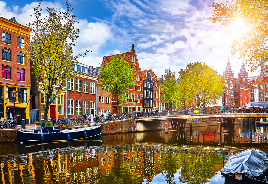 Die Grachten Amsterdams bieten sich ideal für eine Bootstour an.