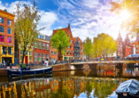 Die Grachten Amsterdams bieten sich ideal für eine Bootstour an.