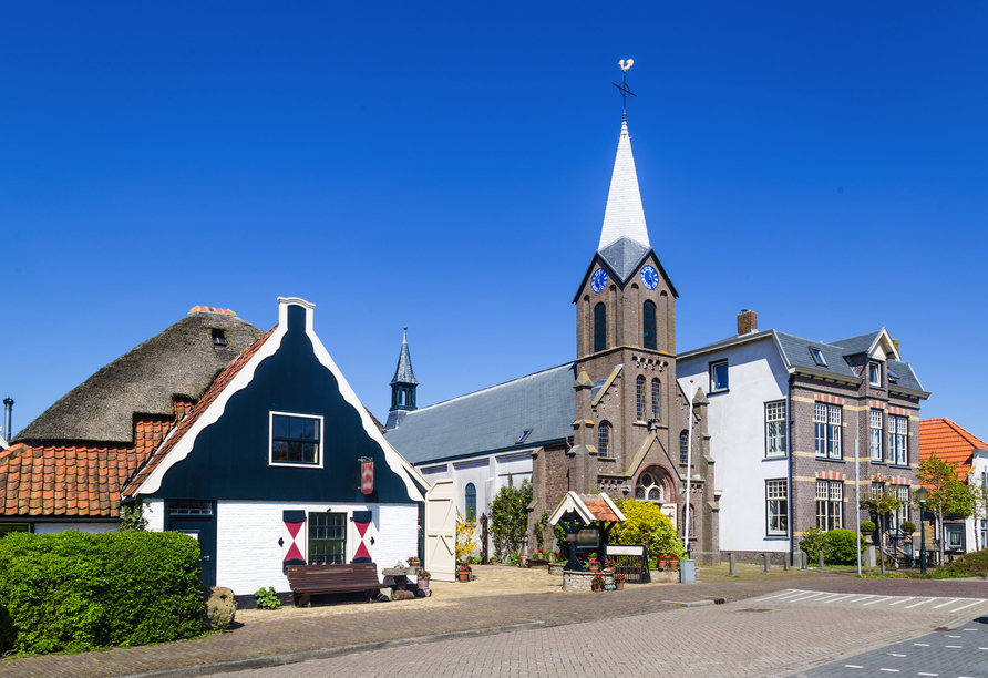Das Dorf Oudeschild mit seinen traditionellen Häusern ist typisch für die niederländische Insel Texel.