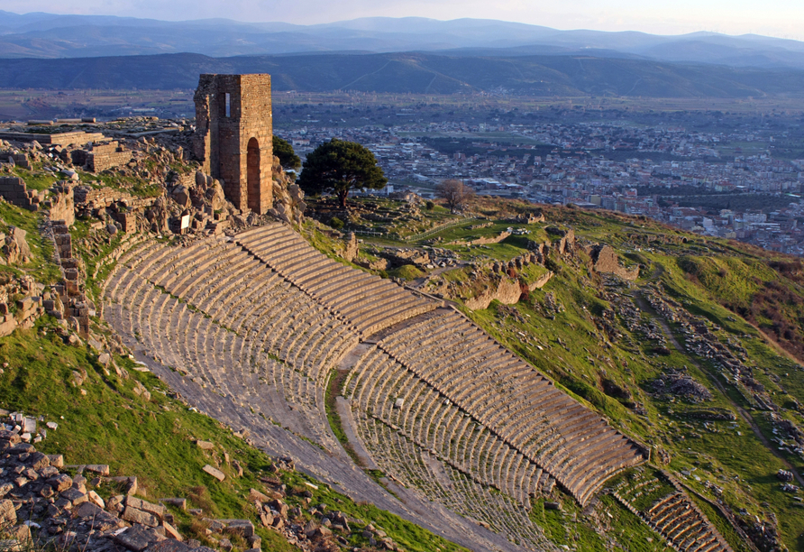 Auch einen Ausflug zur antiken Bergfestung Pergamon unternehmen Sie.