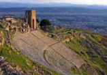 Auch einen Ausflug zur antiken Bergfestung Pergamon unternehmen Sie.