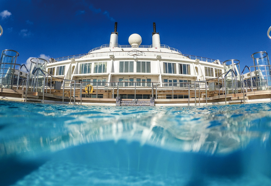 Gönnen Sie sich eine Abkühlung im Außenpool an Bord der Queen Mary 2.