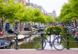 Städte wie Amsterdam lassen sich am besten an Land mit dem Fahrrad erkunden.