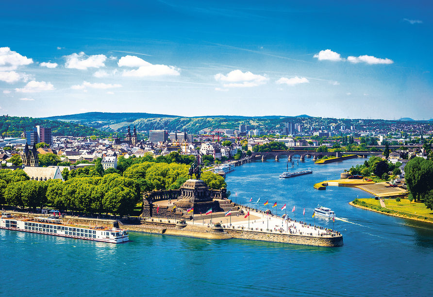 Am Deutschen Eck in Koblenz fließen Rhein und Mosel zusammen. 