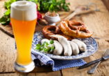 Für ein kühles Bier und andere bayerische Spezialitäten können Sie in den Ortschaften entlang der Alpenstraße einkehren.