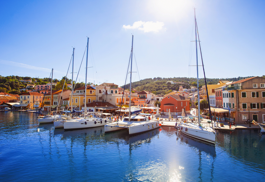 Auf Paxos besuchen Sie den malerischen Hafenort Gaios, der Sie mit schmalen Gassen und traditionellen Restaurants begrüßt.