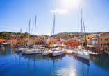 Auf Paxos besuchen Sie den malerischen Hafenort Gaios, der Sie mit schmalen Gassen und traditionellen Restaurants begrüßt.